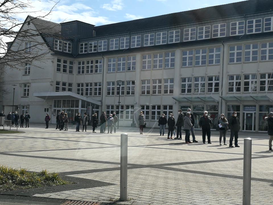 Lange Schlange am Corona-Schnelltest Bus in Bergneustadt.