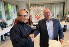 Sven Oliver Rüsche gratuliert Rainer Tomasetti zum Stadtdukaten 2022 von Bergneustadt.