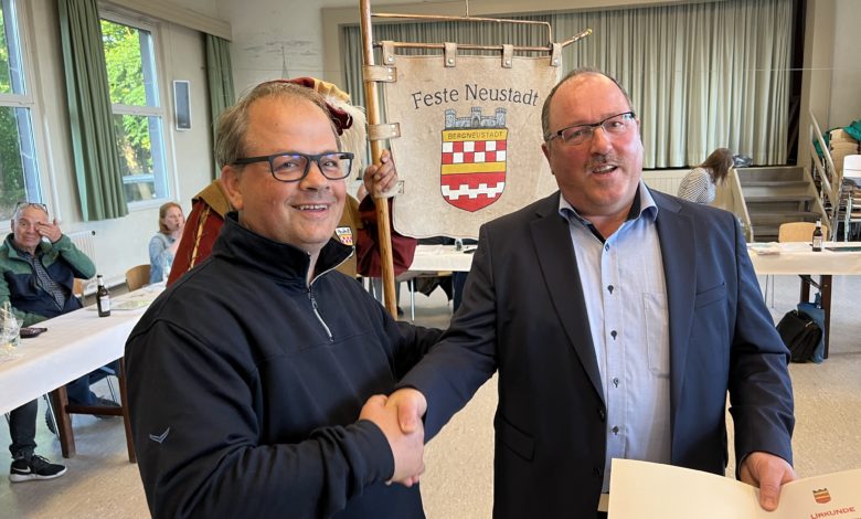 Sven Oliver Rüsche gratuliert Rainer Tomasetti zum Stadtdukaten 2022 von Bergneustadt.